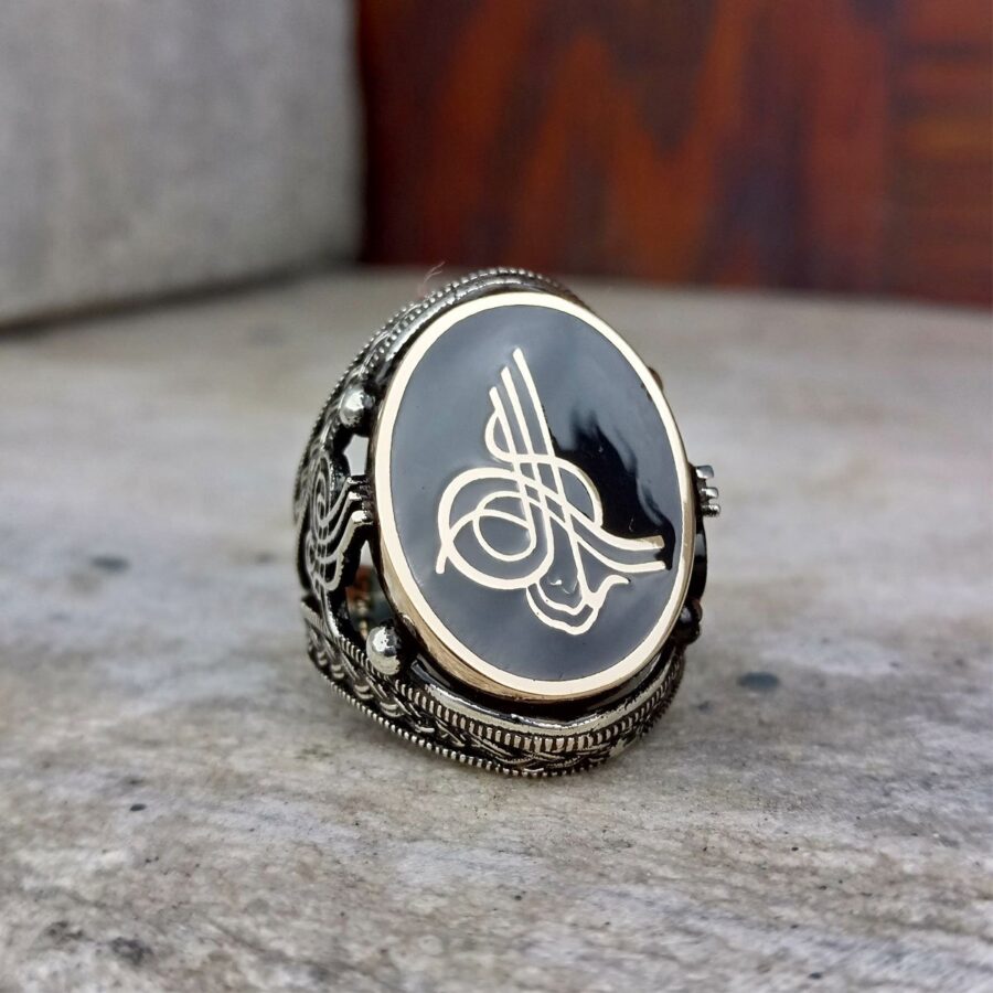 Gümüş Siyah Mineli Osmanlı Tuğralı ve 2 Yanı İşlemeli Erkek Yüzük
