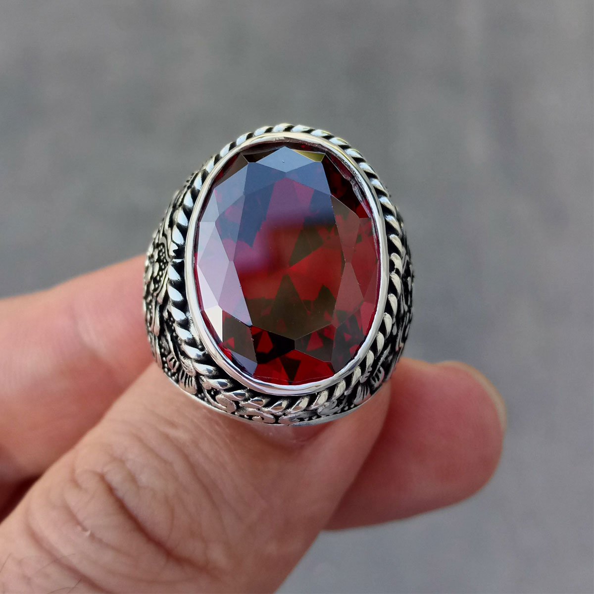 Kırmızı Garnet Taşlı Kuş Motifi İşlemeli Erkek Yüzük 1 Kırmızı Garnet Taşlı Kuş Motifi İşlemeli Erkek Yüzük