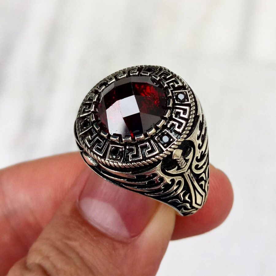 Kırmızı Taşlı Kılıç Motifli Mikro Taş İşlemeli Erkek Yüzük